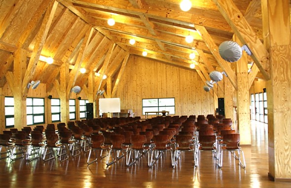 부대시설 통나무 강당 이미지