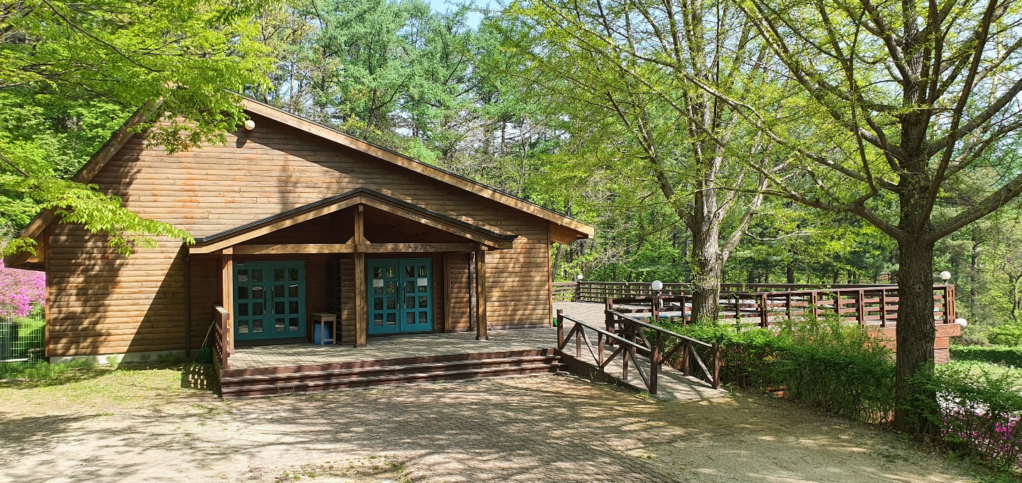 부대시설 통나무 강당 이미지