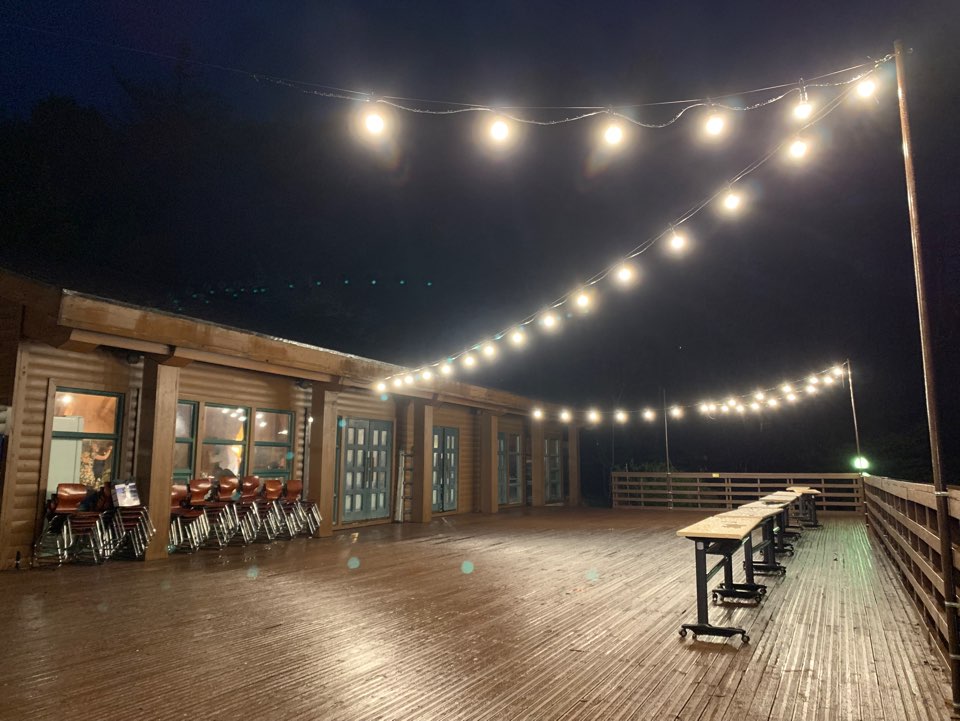 부대시설 통나무 강당 이미지